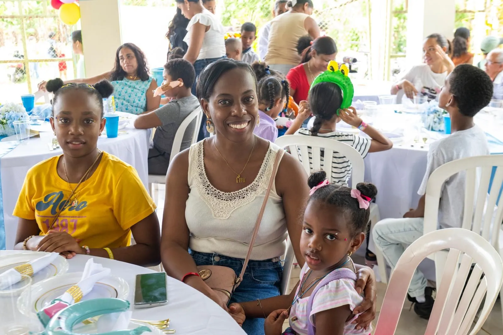 A mother with her two daughters at the table